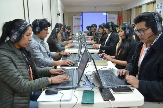 Personal de transmisión de resultados preliminares.