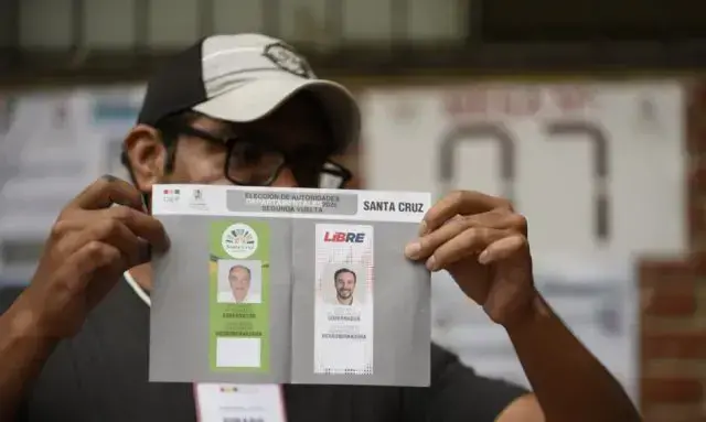 Una papeleta de la segunda vuelta de las elecciones subnacionales en Santa Cruz.