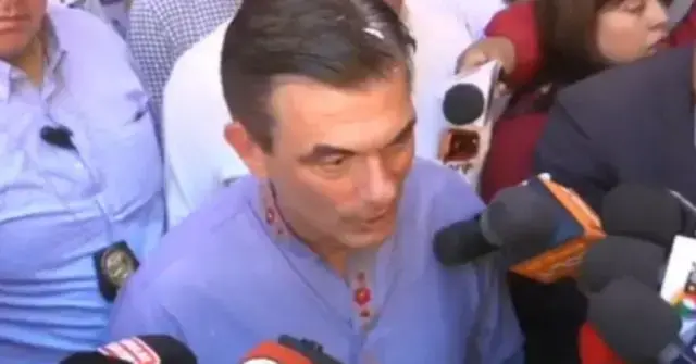 Rodrigo Paz emite su voto en un colegio electoral.