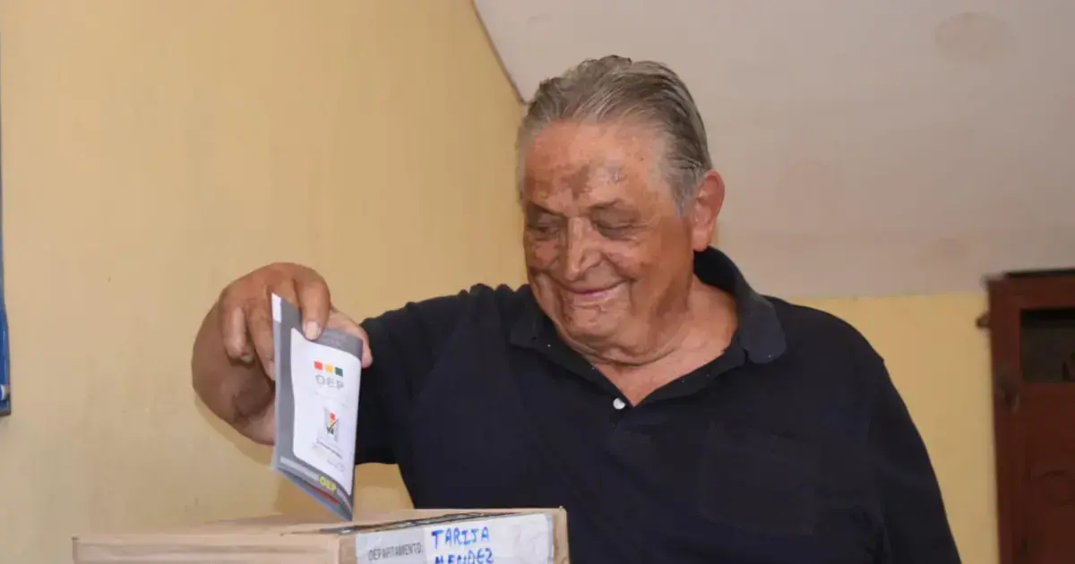 El expresidente Jaime Paz emite su voto en Tarija