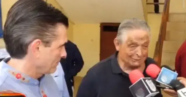 Paz acompañó a su padre a votar.