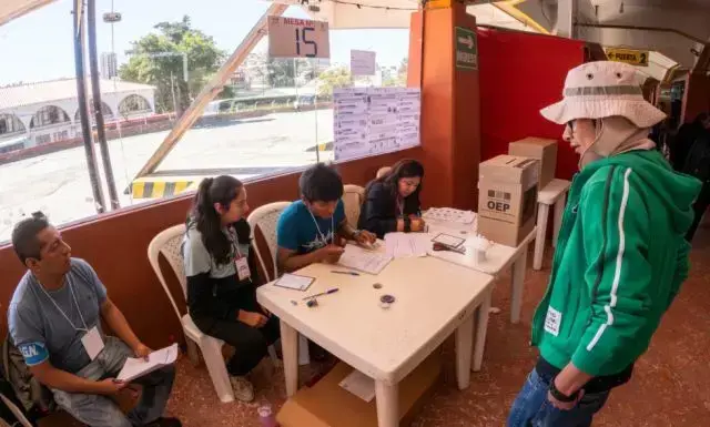 La votación en el recinto electoral de la Terminal de Buses de Sucre.