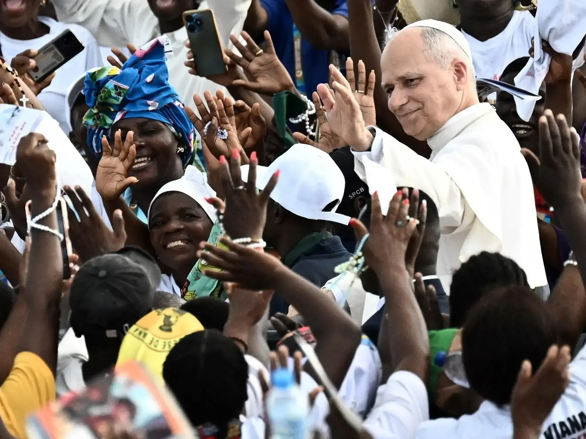 El Papa León XIV saluda a los fieles en el Santuario de Mama Muxima, Angola.