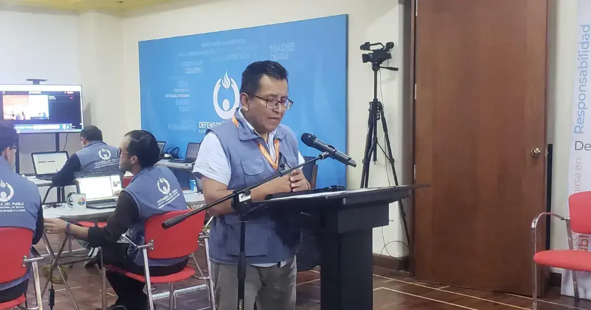 El Defensor del Pueblo, Pedro Callisaya, en conferencia de prensa.