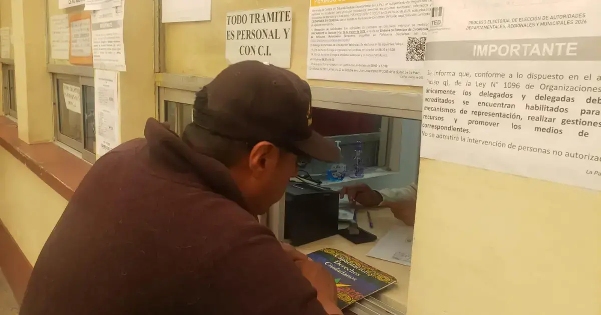 Una persona tramita en La Paz su certificado de impedimento de voto del balotaje.