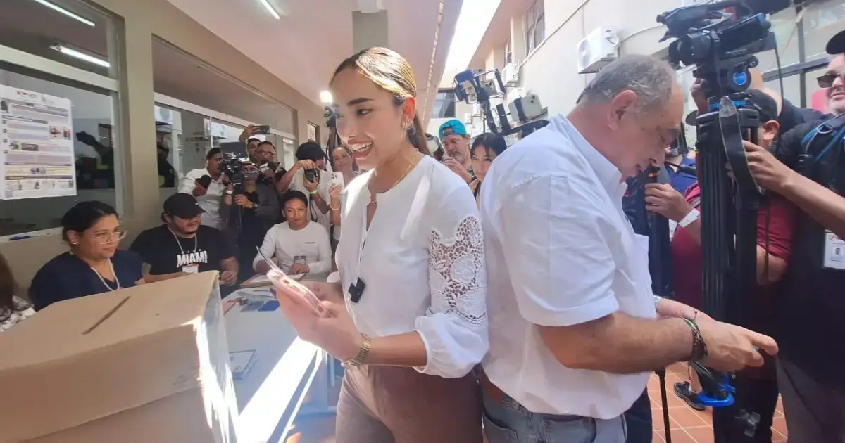 La candidata Dianey Caba emite su voto en el colegio Británico de Santa Cruz.
