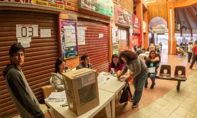 La votación en la Terminal de Buses de Sucre.