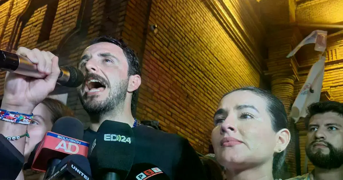 Juan Pablo Velasco y Paola Aguirre se reunieron con sus seguidores en la plaza 24 de Septiembre.