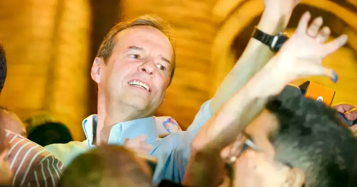 Tuto Quiroga durante la celebración por la victoria de Velasco.