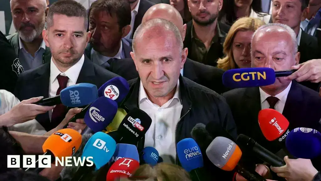 Rumen Radev pronuncia su discurso de victoria electoral.