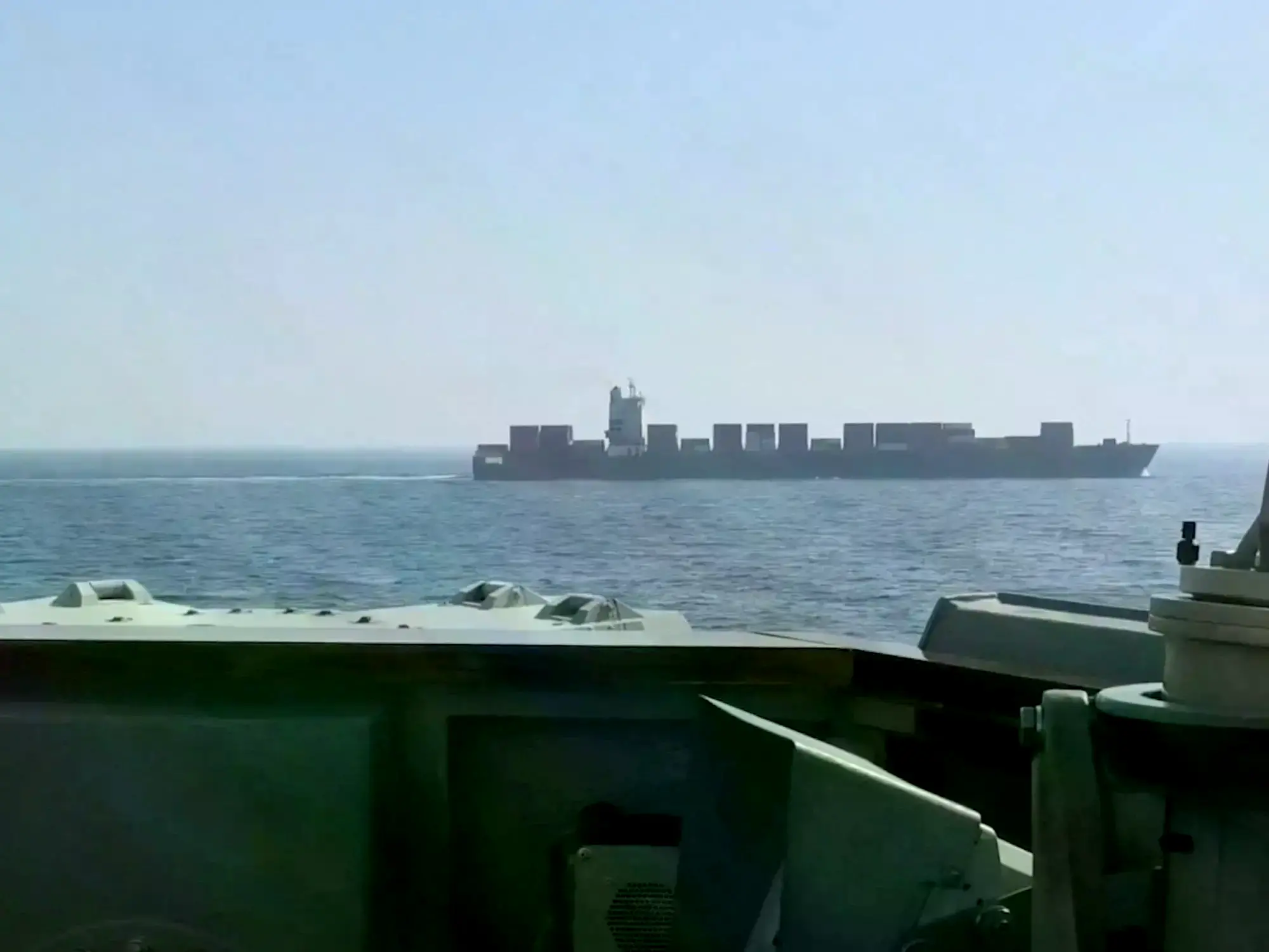 Vista del buque de carga Touska, con bandera iraní, mientras el USS Spruance (DDG 111) realiza su interceptación en el norte