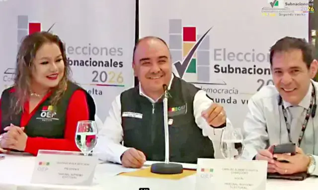 El presidente del TSE, Gustavo Ávila, dio a conocer los resultados antes de las 19:00.