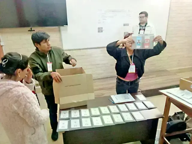 Conteo de votos en una mesa electoral en Sucre.