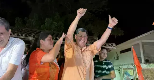 Egüez festeja con sus seguidores.