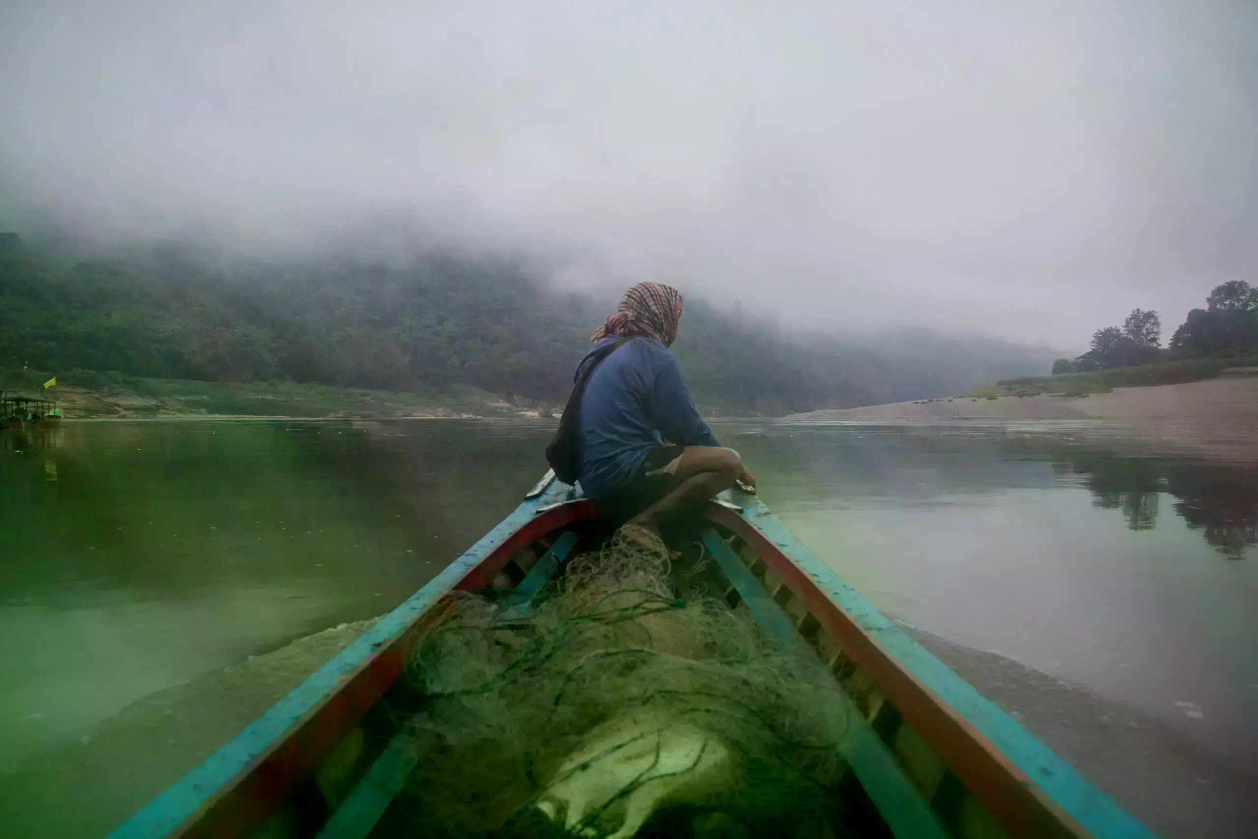 Pa Haw, padre de Saw Si Paw Rak Salween, en un bote pesquero en el río Salween.