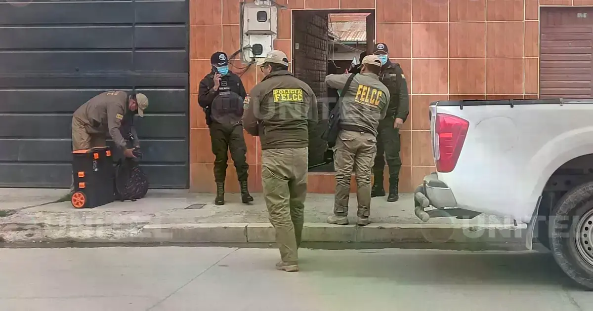 Personal policial en la vivienda de El Alto donde se hallaron los cuerpos.