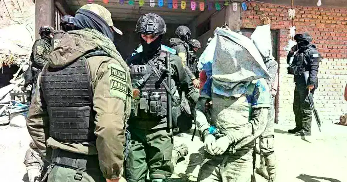 Efectivos de la Policía arrestan a los sindicados de robar mineral en Potosí.