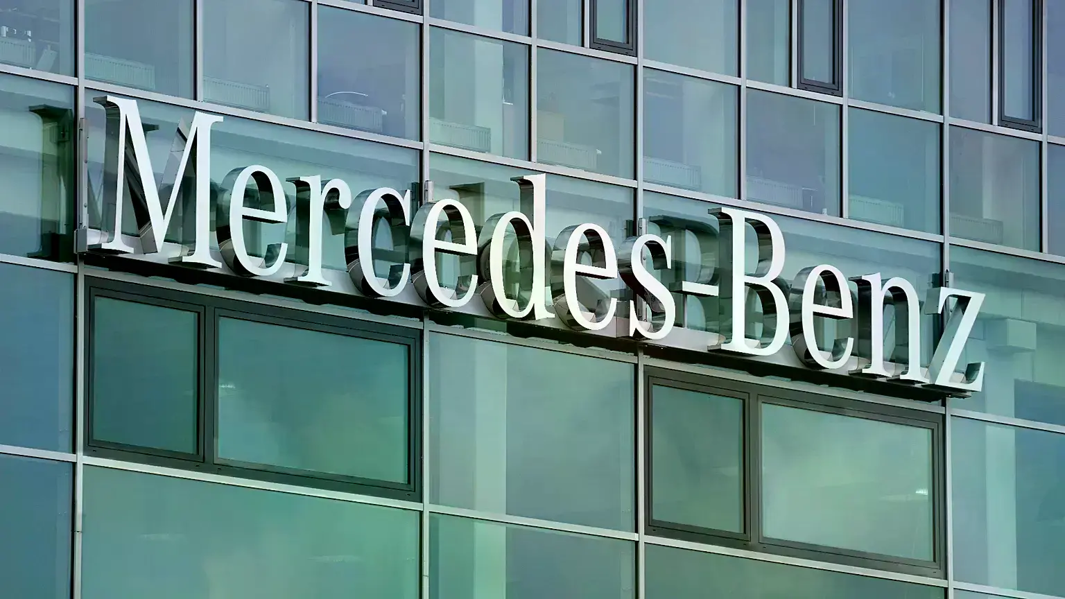 Logotipo de Mercedes Benz en Berlín, Alemania, 25 de junio de 2021.