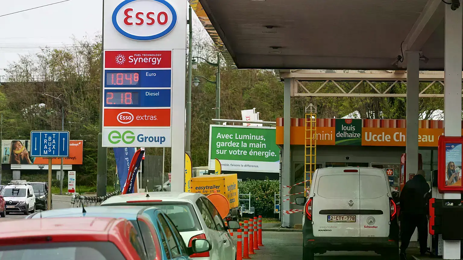 Precios de la gasolina y el diésel en un cartel frente a una gasolinera de Bruselas, Bélgica.