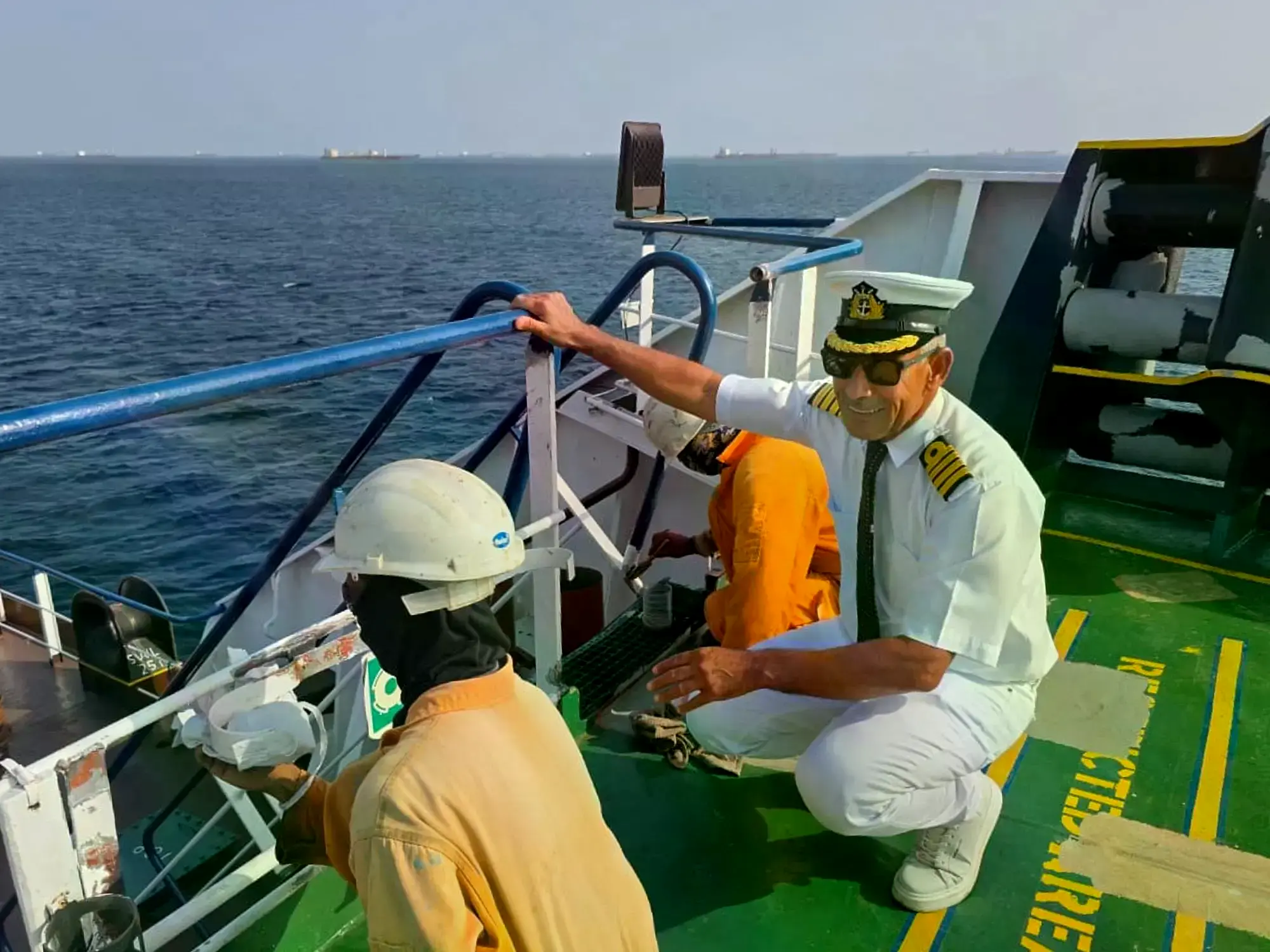 Capitán Rahman Al-Jubouri a bordo de su petrolero en una zona de alto riesgo.