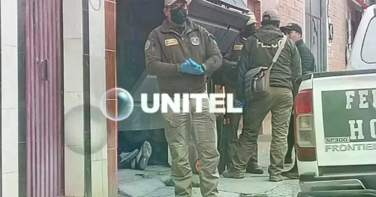 Agentes de la Policía abren el garaje en el que fallecieron las cuatro personas.