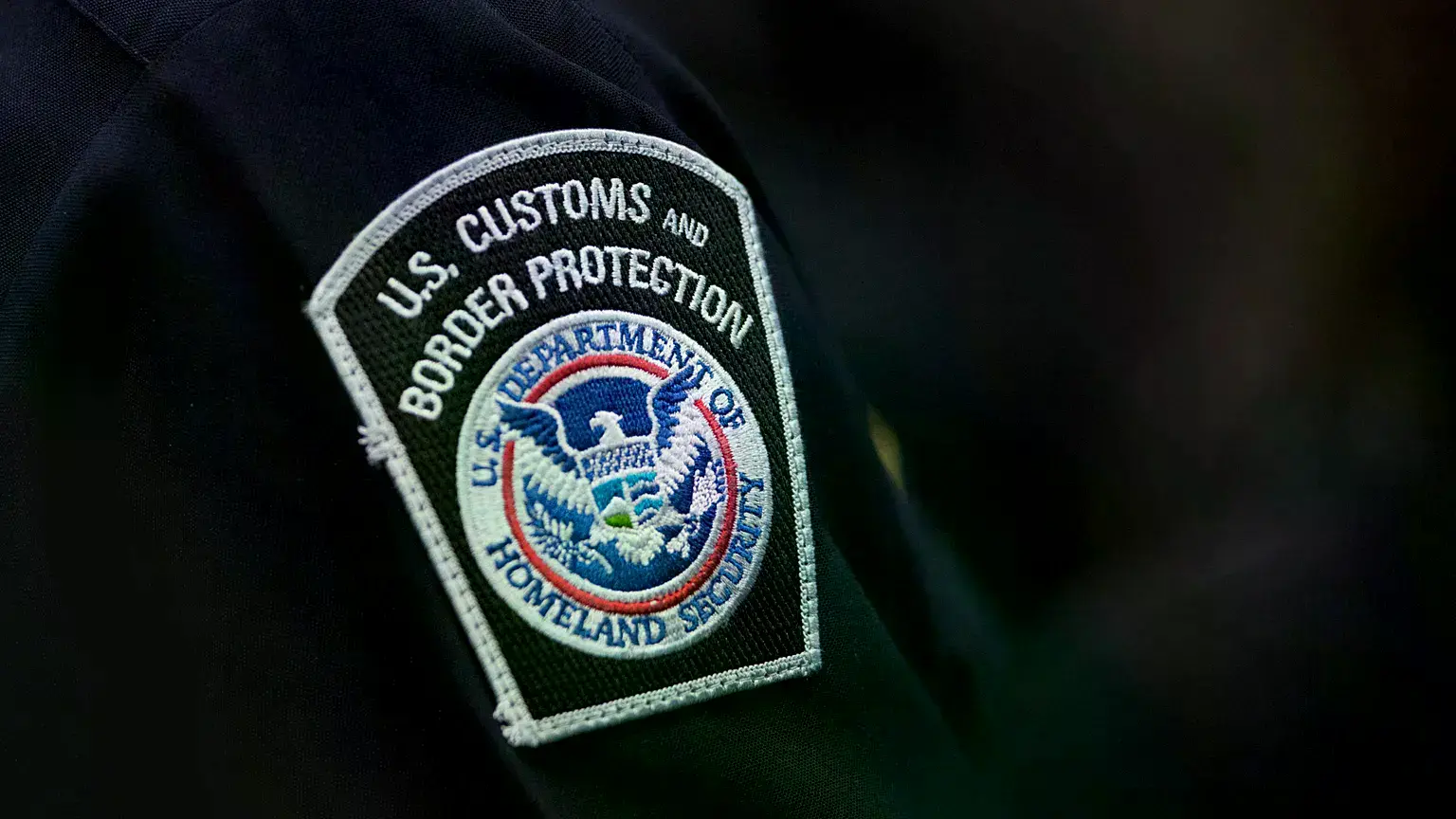 Agente de aduanas con parche de la Oficina de Aduanas y Protección Fronteriza de EE.UU.