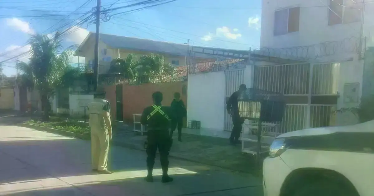 Policía inspecciona el lugar del asalto