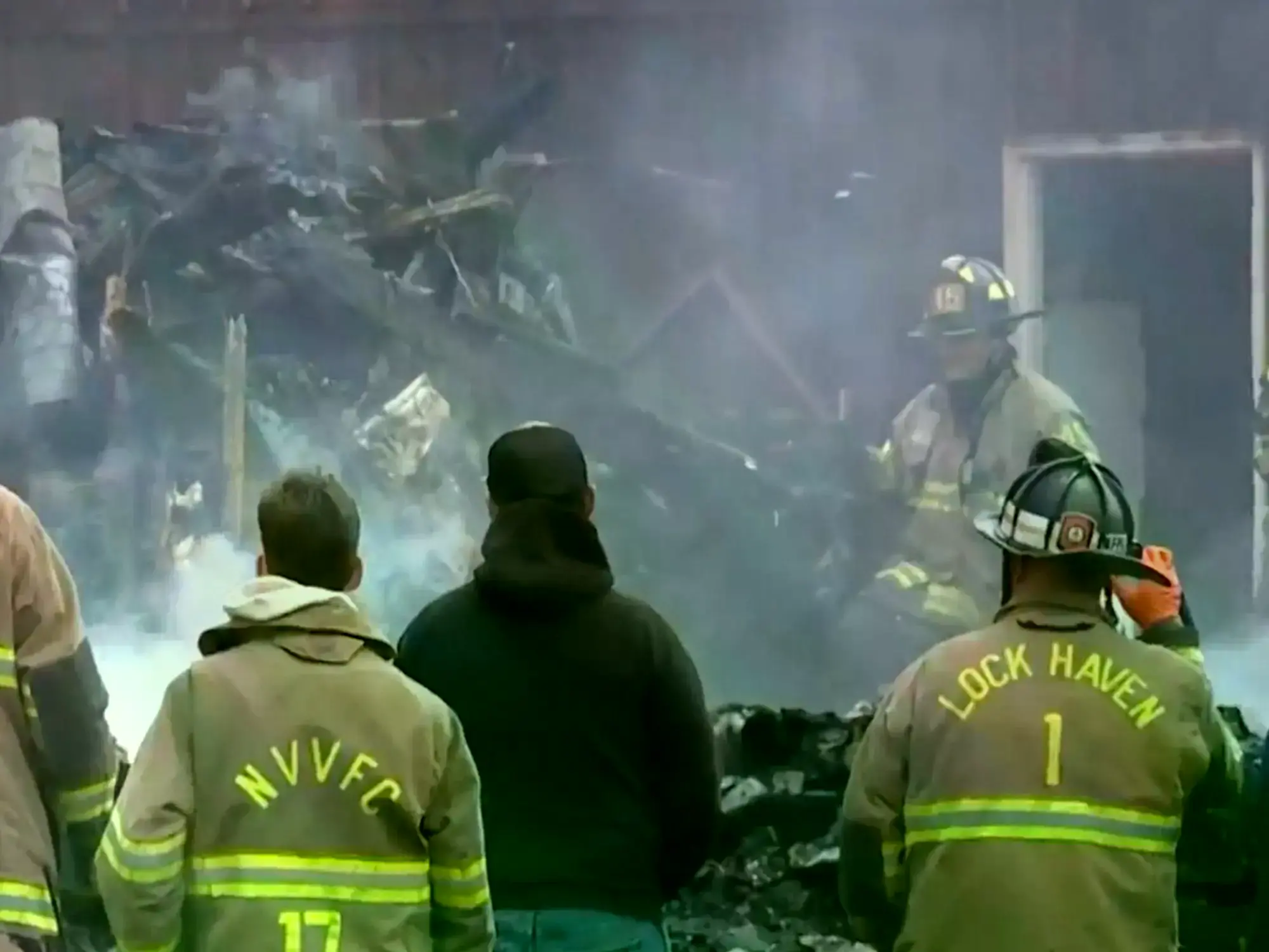 Bomberos trabajan en los restos de la vivienda siniestrada.
