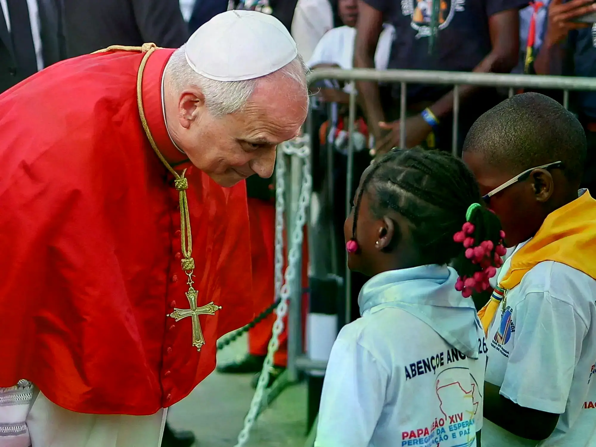 El Papa León XIV saluda a los niños durante una reunión en la parroquia de Nuestra Señora de Fátima, en Luanda.
