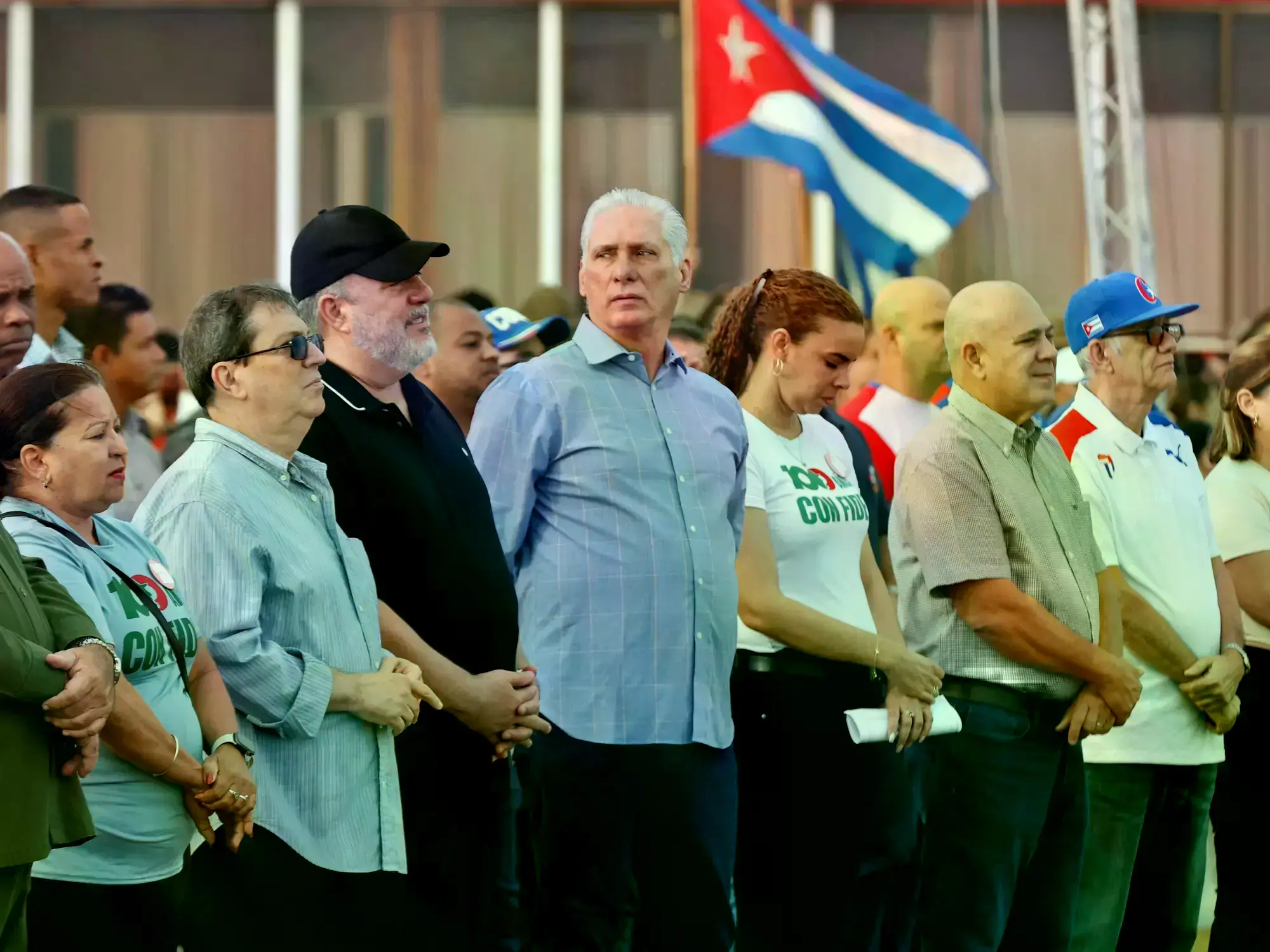 El presidente de Cuba, Miguel Díaz-Canel (c), participa en la caravana llamada 'Parada Juvenil Antiimperialista sobre Ruedas'