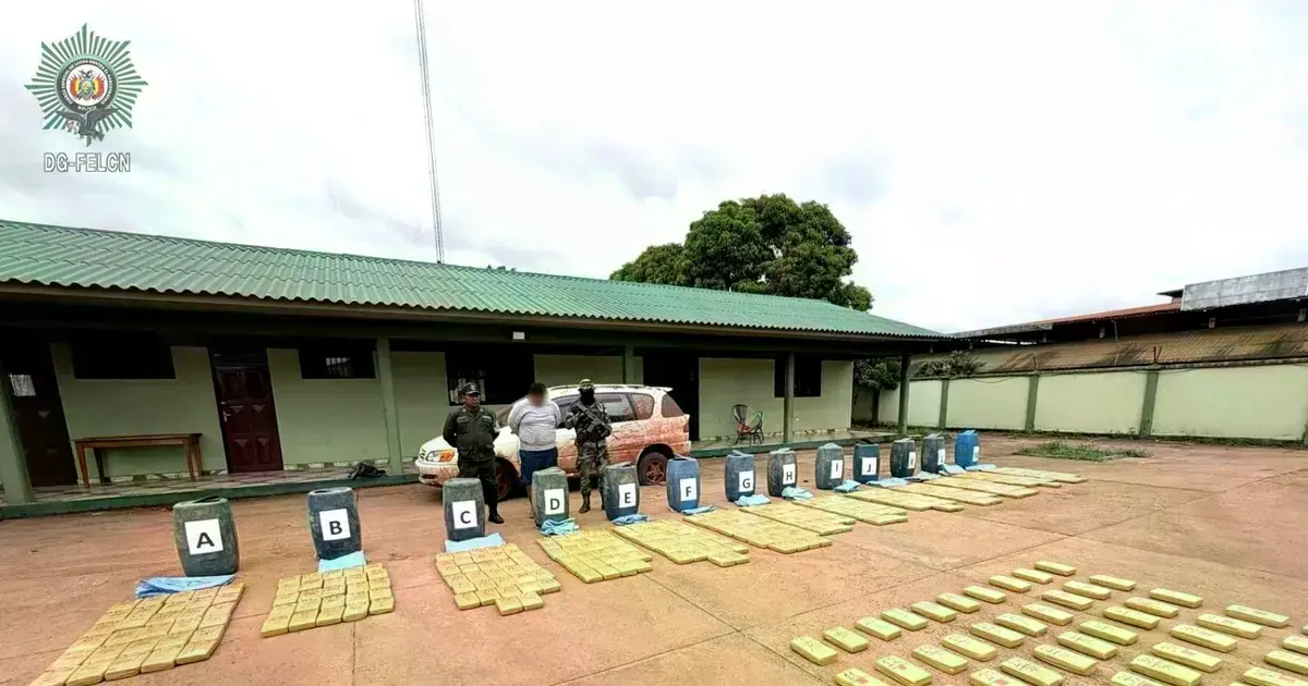 Paquetes de marihuana incautados ocultos en bidones de plástico.