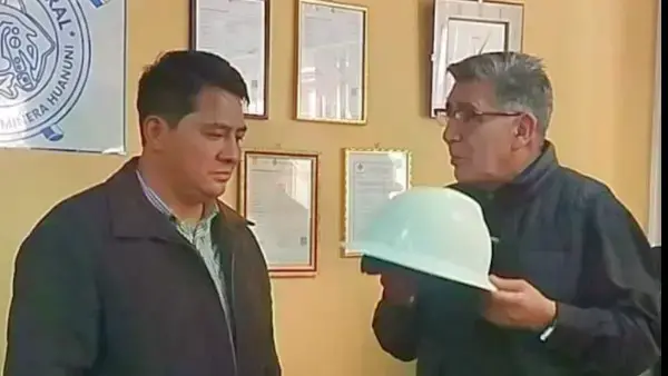 El nuevo gerente de Huanuni, José Velasco, conversa con el presidente de Comibol, José Córdova.