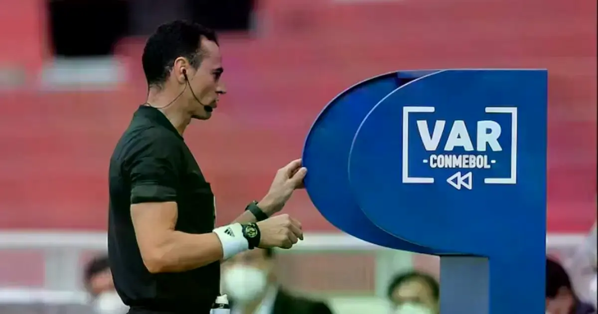 Un árbitro revisa en el monitor de campo una acción.