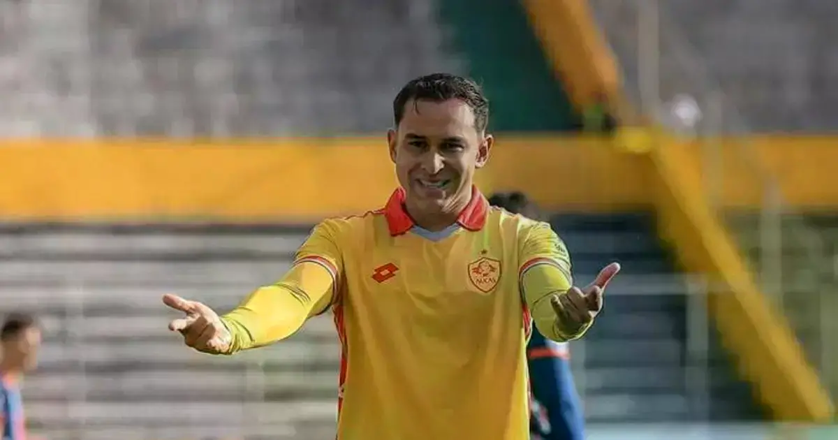 El delantero Bruno Miranda festejando un gol con la camiseta del Aucas.