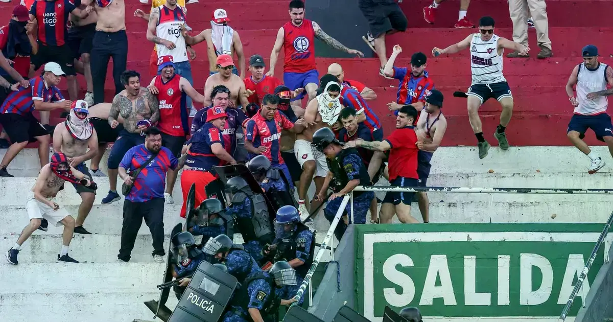 Hinchas de Cerro Porteño enfrentándose con la Policía de Paraguay durante el juego ante Olimpia.