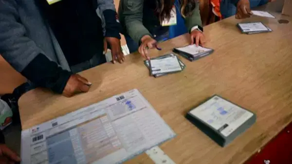 Jurados de mesa alistan papeletas para las elecciones generales de 2025.