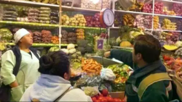 Foto ilustrativa de una brújula sobre gráficos económicos.