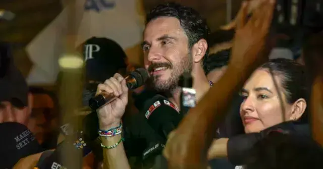 Velasco la noche del domingo celebrando su victoria.