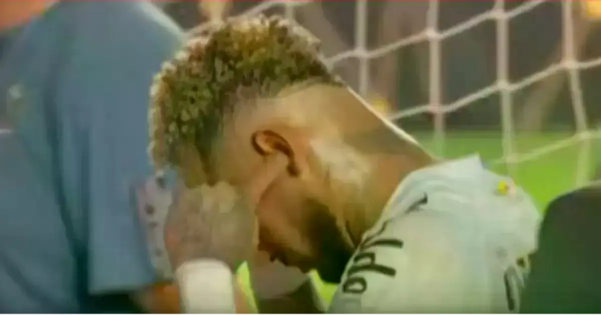 Neymar se lleva las manos a las orejas al abandonar el campo tras la derrota del Santos.