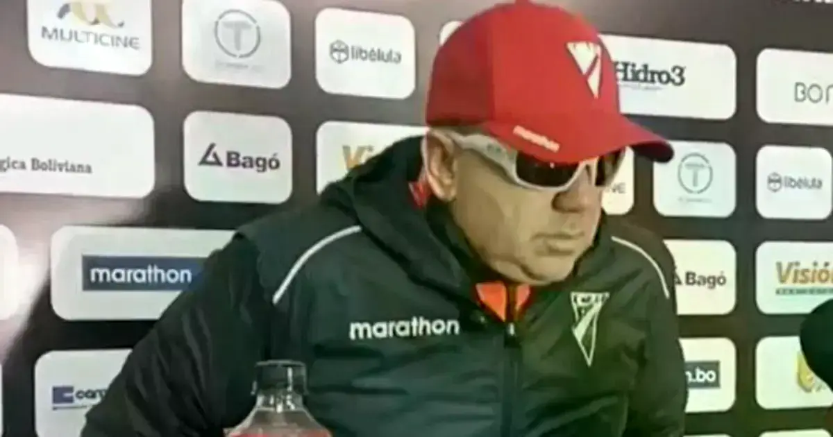 Momento en el que Baldivieso se retira de la conferencia de prensa.