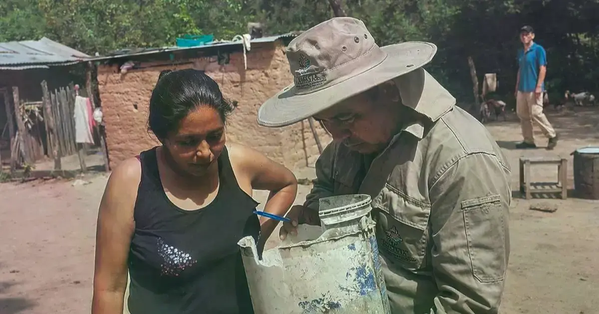 Brigadas de salud enseñan a eliminar criaderos de mosquitos en la zona afectada.