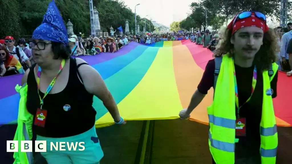 La marcha del Orgullo de Budapest de 2025 se celebró a pesar de la prohibición legal.