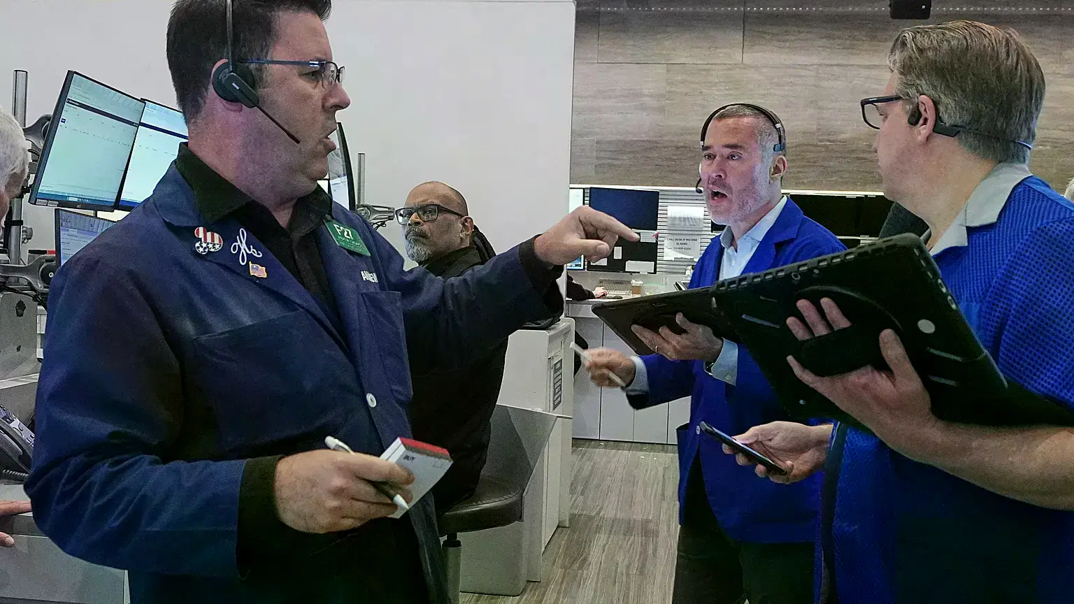 El operador de opciones Andrew Longer trabaja con sus colegas en la Bolsa de Nueva York, 20 de abril de 2026.