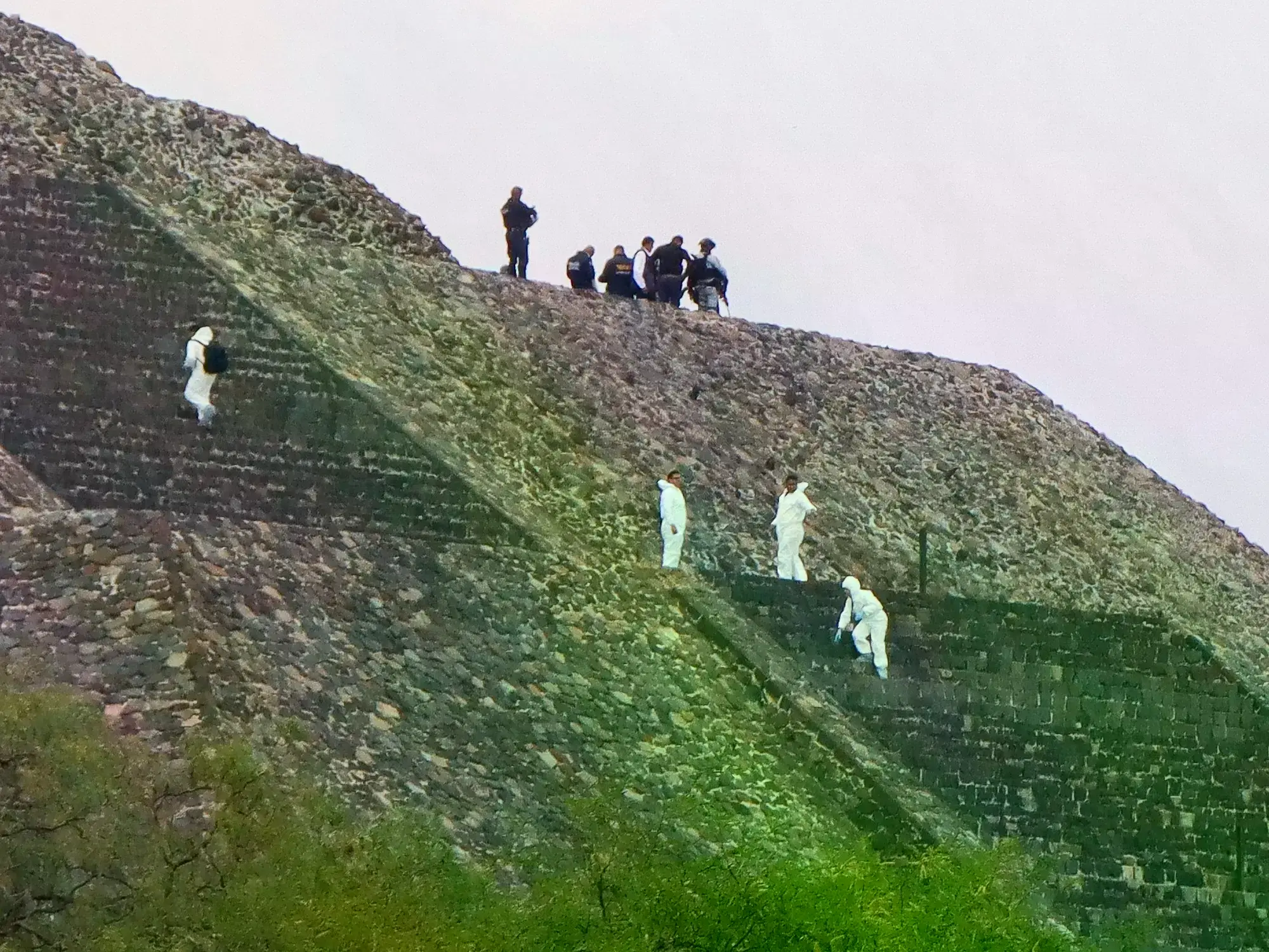 Así se llevaban un cuerpo tras el tiroteo en México.