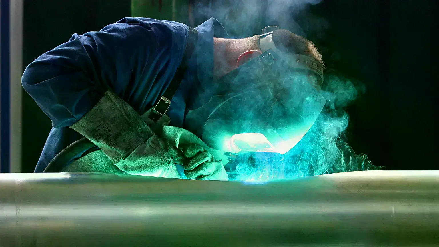 Un técnico suelda una farola en una nave de producción en Loebau, Alemania.