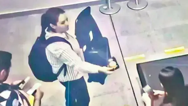 Laura Rojas presentando aparentemente su pasaporte diplomático para pasar los controles.