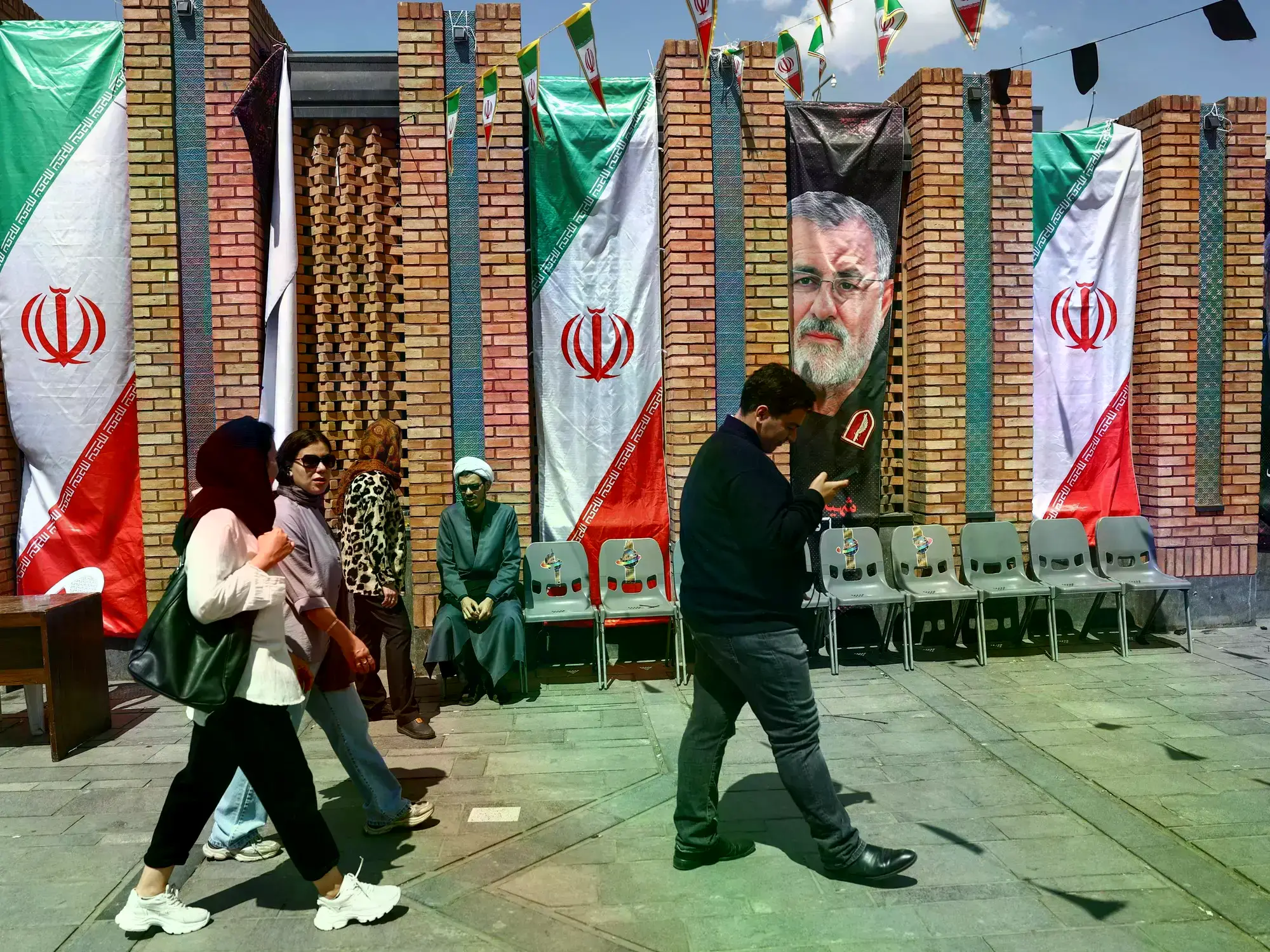Banderas de Irán y fotos de los líderes de la Guardia Revolucionaria, en una calle de Teherán.