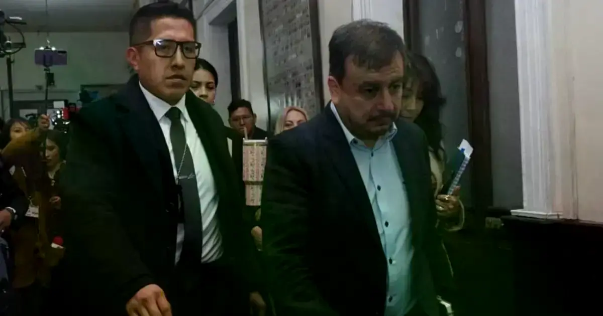 El momento en que el ministro Mauricio Medinaceli sale de la sesión de la comisión.