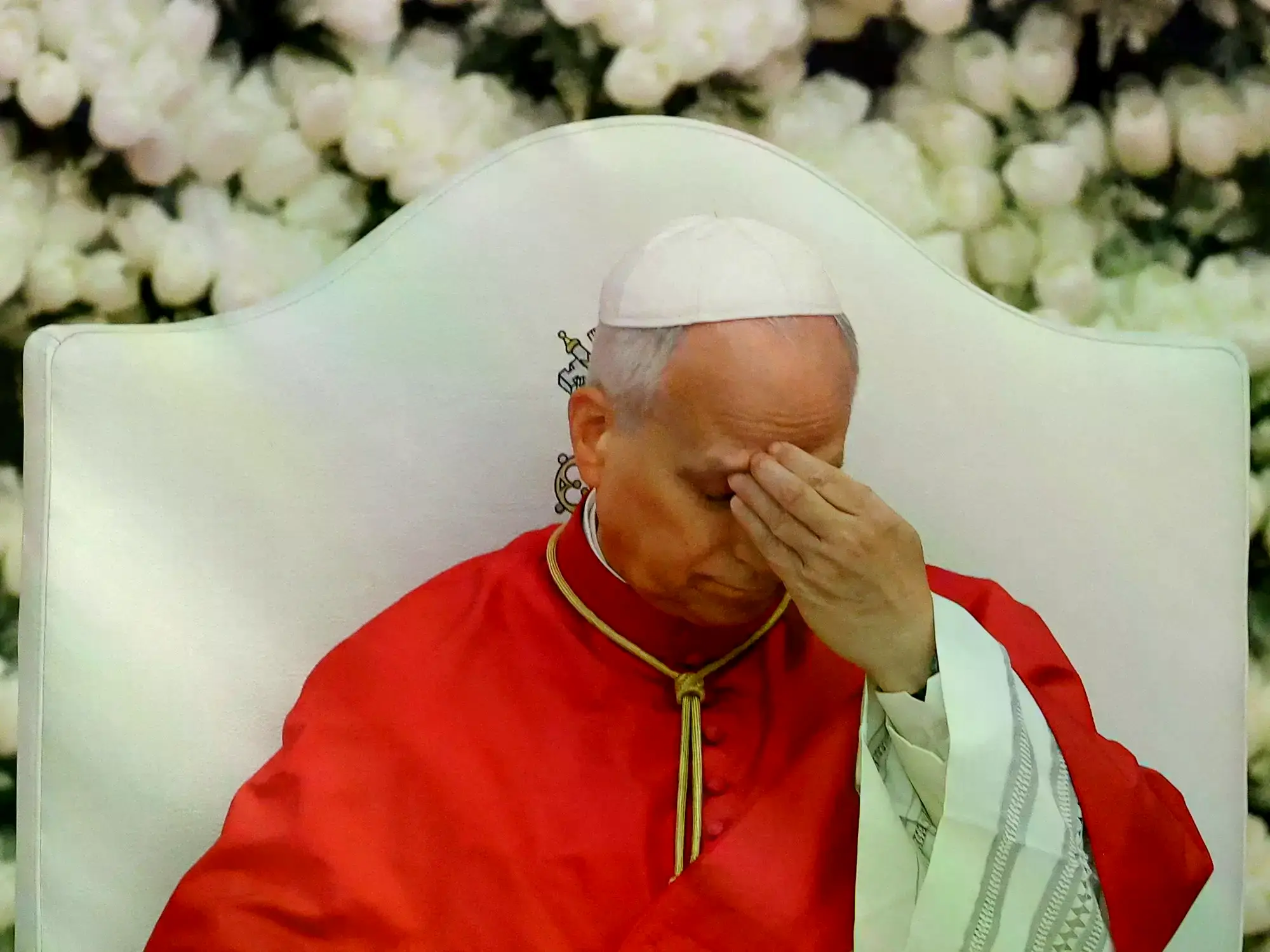 Papa León XIV saluda durante un encuentro en la Universidad Nacional de Guinea Ecuatorial en Malabo.