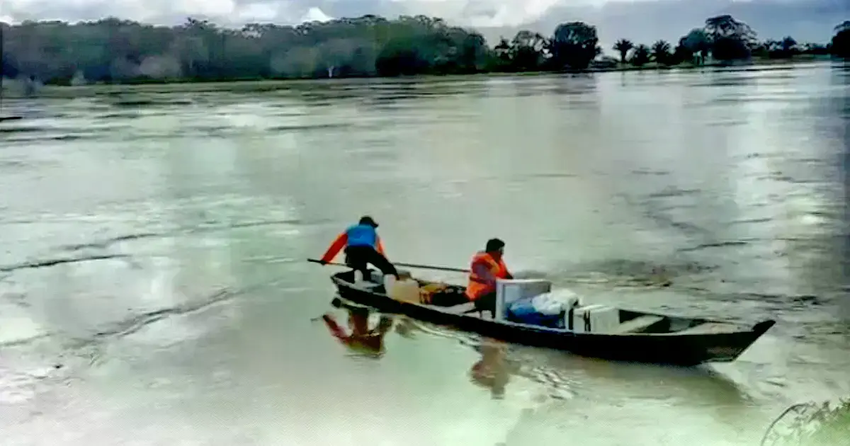 Traslado de maletas electorales por el río.